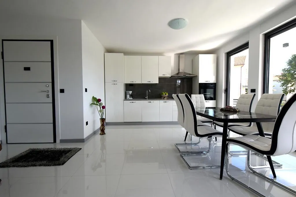 Apartment Helena Malinska